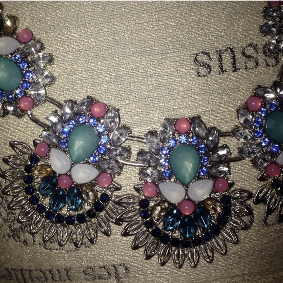 💎 Stunning Statement Necklace 💎 - Picture 2 of 7